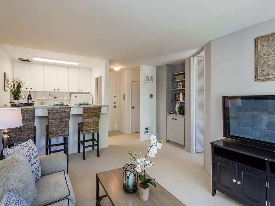 1st image of 928 Peninsula Ave APT 307