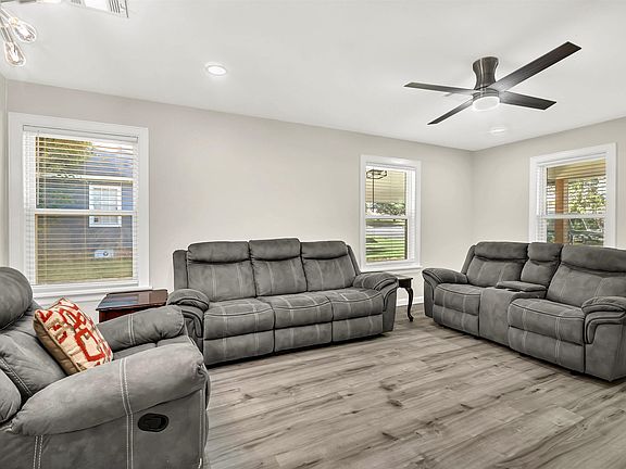5th image of 409 N Saint Jacob St