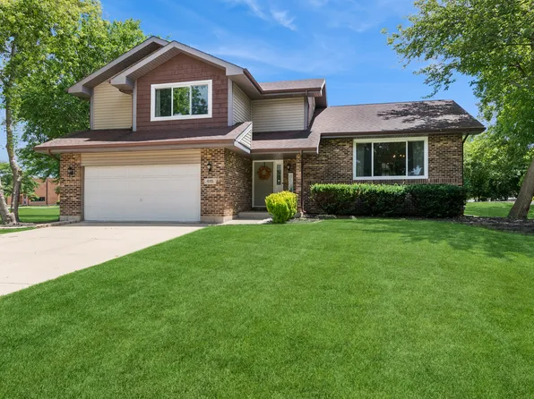 615 Chester Ct E, Aurora, IL 60504