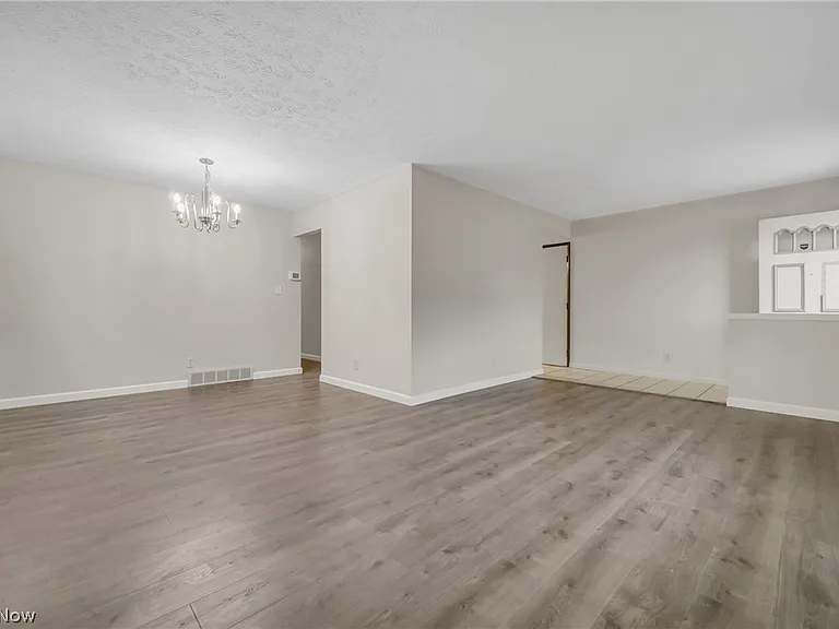 15067 Rochelle Dr — Photo 5