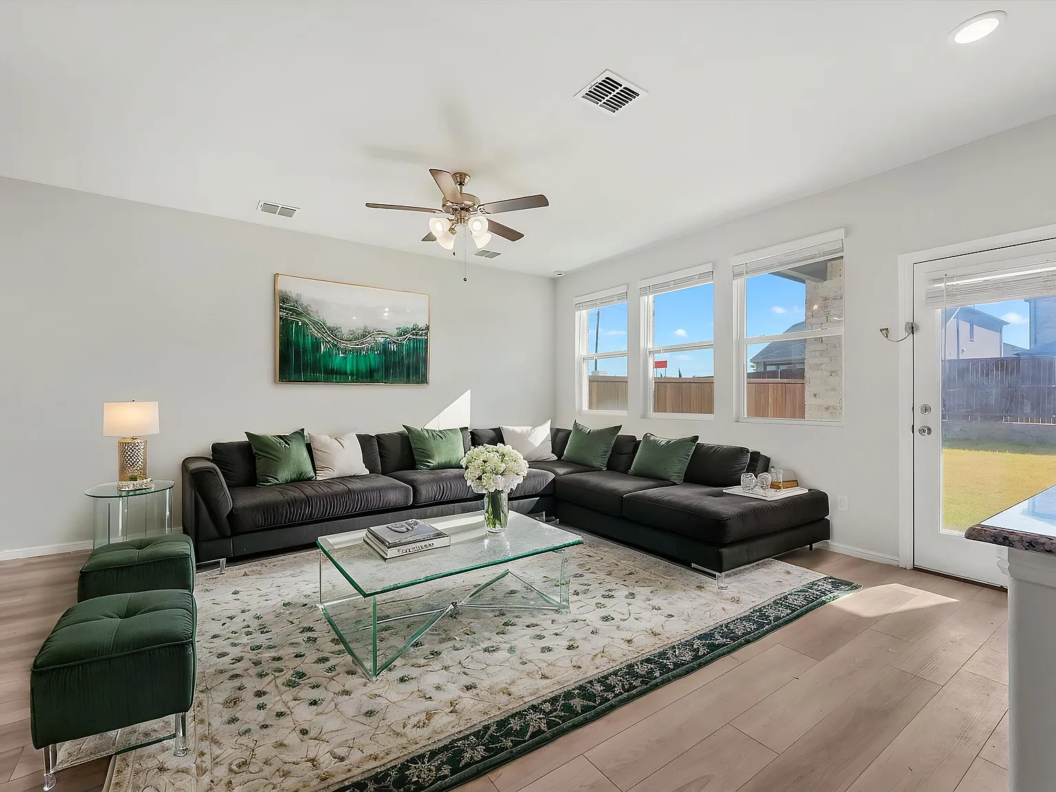 4 bed, 2060 sqft, $2,299 — Photo 4
