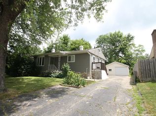 77 Hickory Dr, Carpentersville, IL