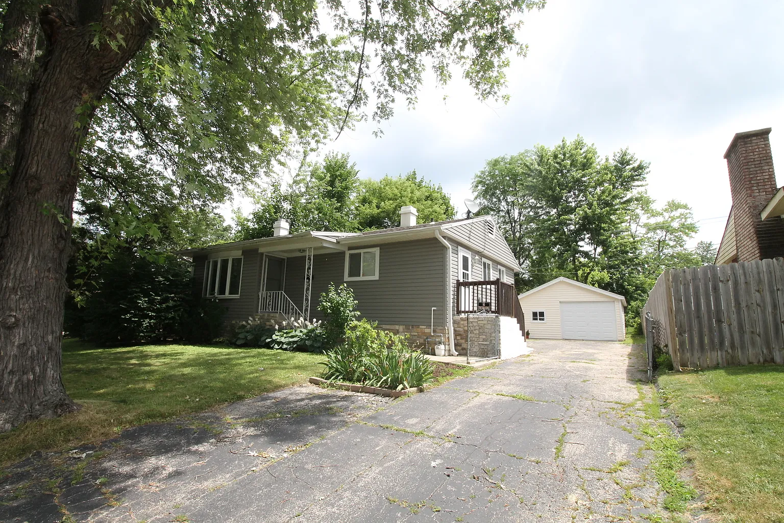 77 Hickory Dr photo 1