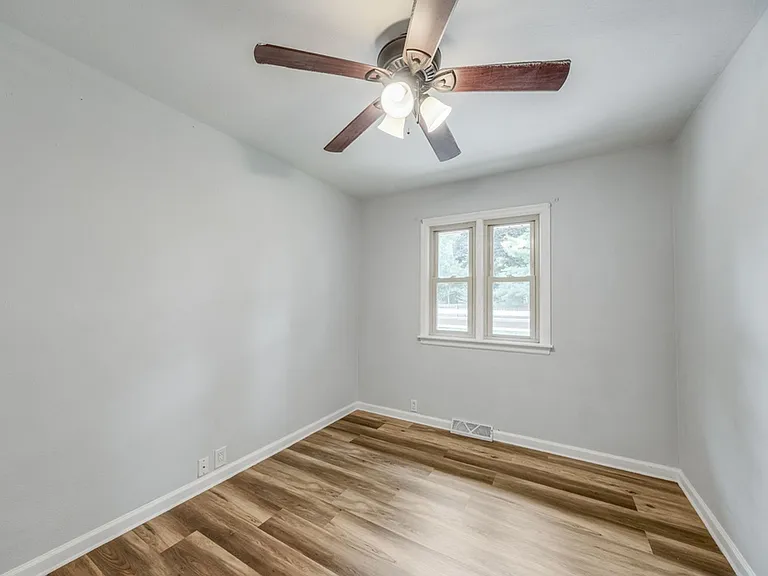 615 Breen Dr — Photo 18