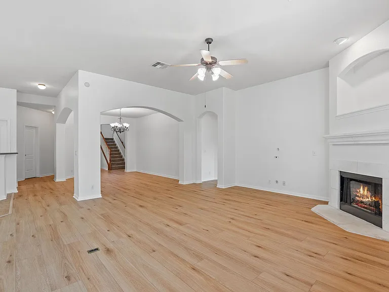 209 Canterbury Dr — Photo 3