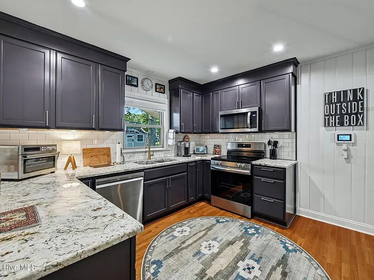 Clark Dr — Photo 12