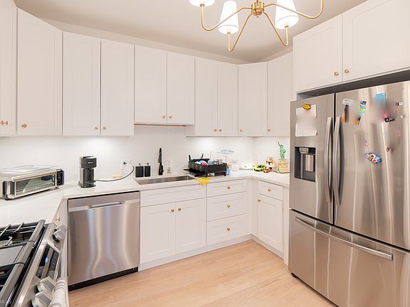 4th image of 3631 N Pine Grove Ave APT B