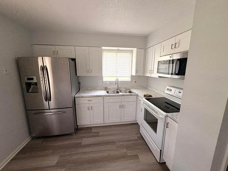 10910 W 95th St — Photo 5