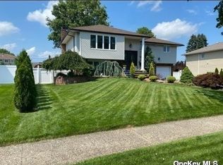 17 Farmstead Rd, Commack, NY 11725