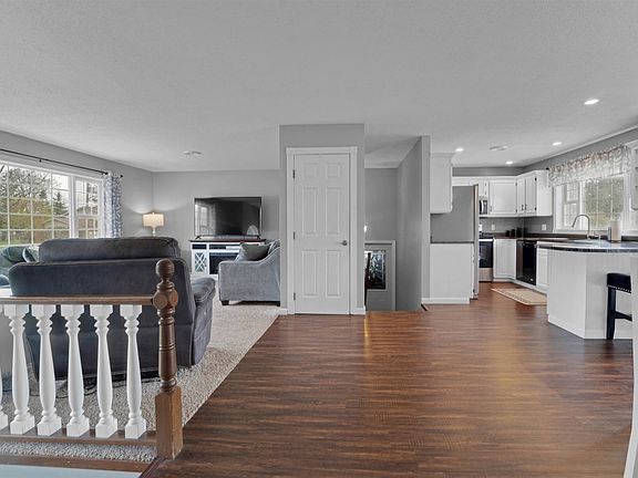 2nd image of 132 Lincoln Blvd