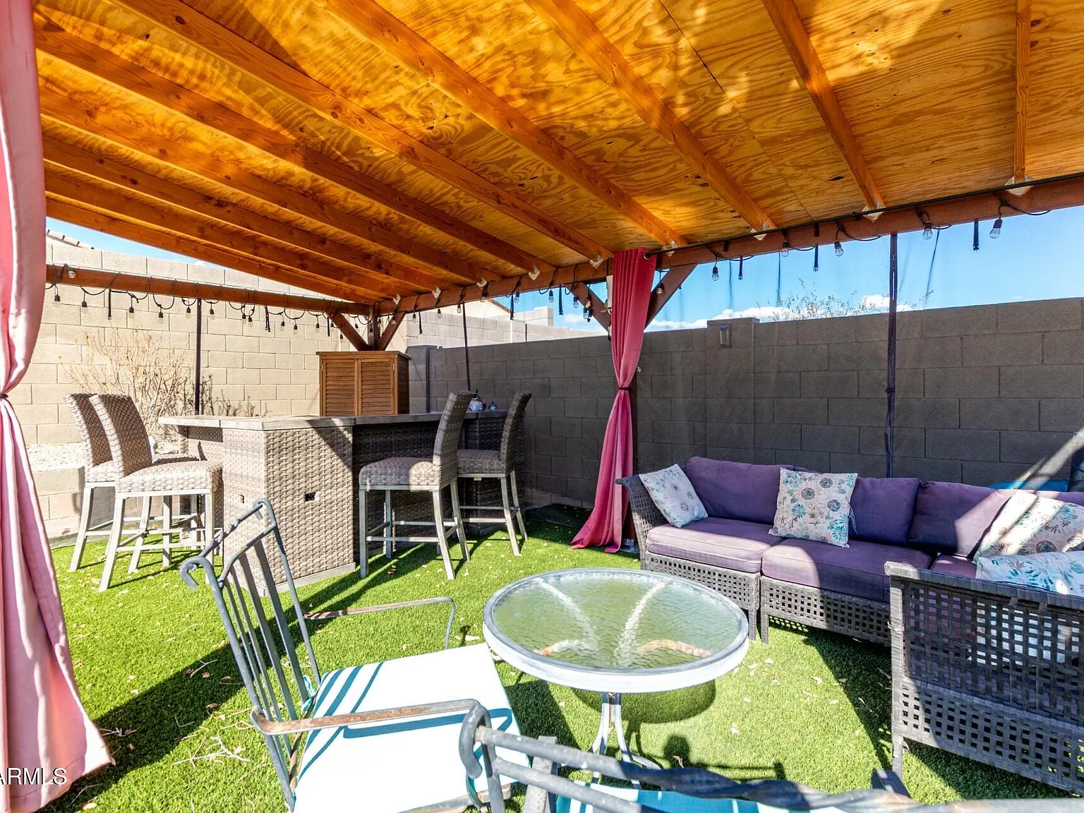 4 bed, 2.5 bath, 2213 sqft, $3,000 — Photo 2