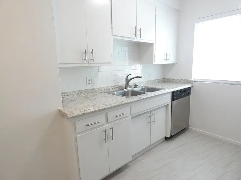 751 S Curson Ave — Photo 18