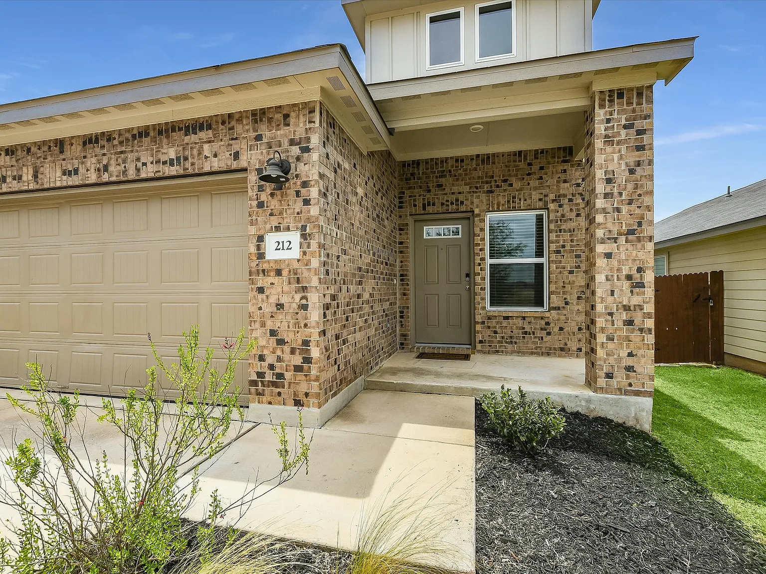 4 bed, 2047 sqft, $2,149 — Photo 2