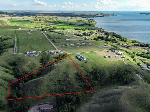 222 Beaver Bay Trl SW, Linton, ND 58552