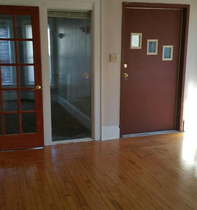 2nd image of 901 Tallman St