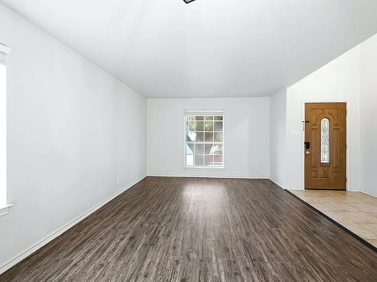 832 Dimrock — Photo 7