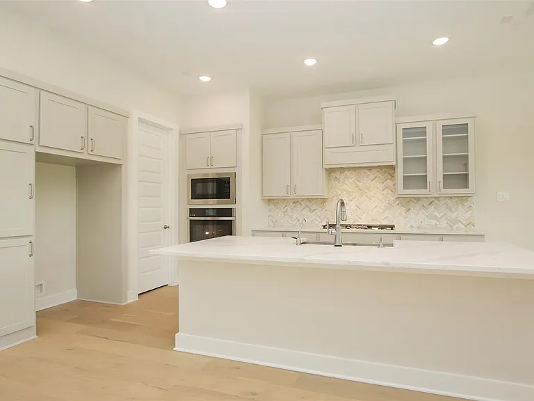 8018 Hingham Ln — Photo 14