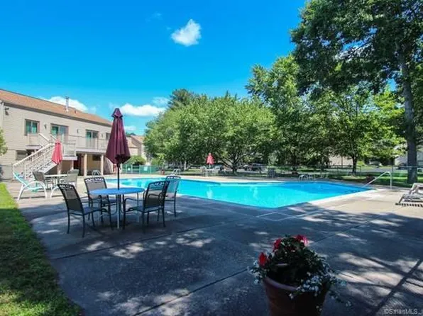 12 Greenbriar Dr APT A, Farmington, CT 06032