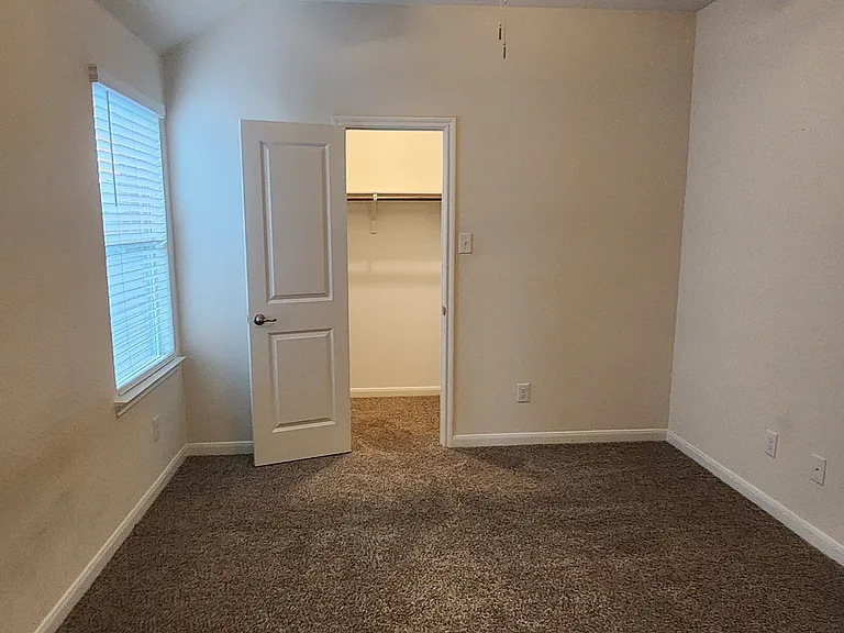 3904 Oak Creek Cir — Photo 16