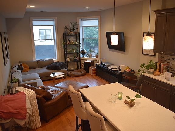 2nd image of 2056 N Damen Ave #3