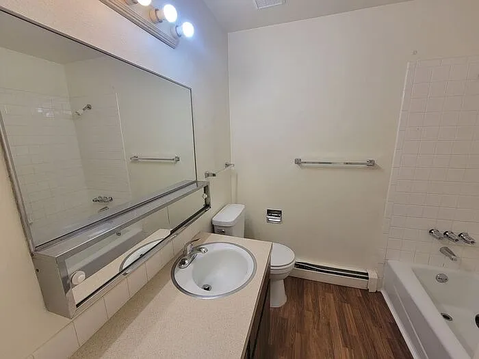 1840 E 17th St — Photo 12