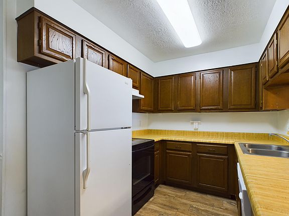 3rd image of 410 University Oaks Blvd
