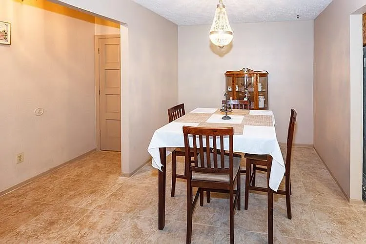 3 bed, 2.0 bath, 1568 sqft, $2,200 — Photo 2