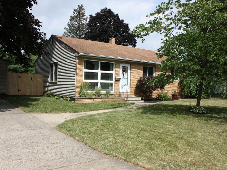 1st image of 207 Pioneer St