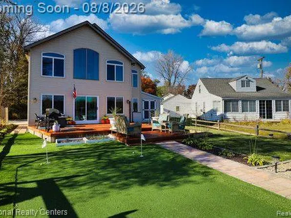 8819 Lagoon Dr, Brighton, MI 48116