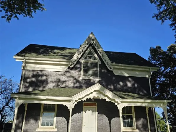 103 N Oak St, Anamosa, IA 52205