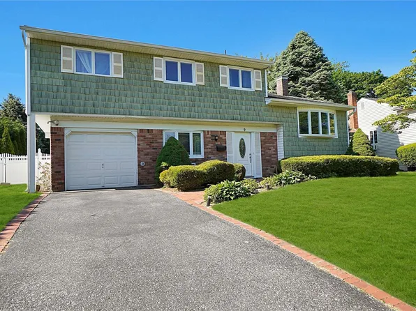 9 Columbine Lane, Kings Park, NY 11754