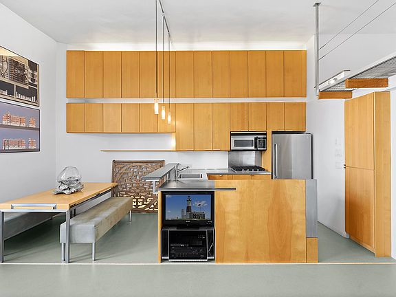 2nd image of 100 W 72nd St APT 4A
