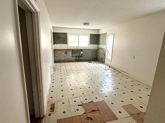 5th image of 818 N Davis Ave
