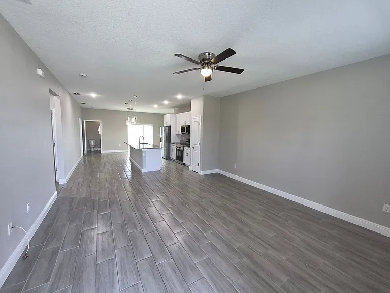 642 Desmoines Ct — Photo 2