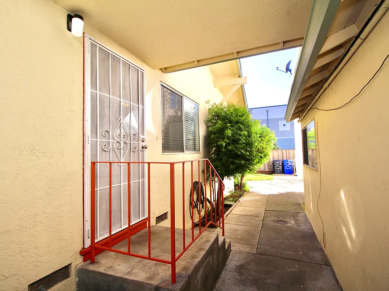 205 Smalley Ave #4 — Photo 1