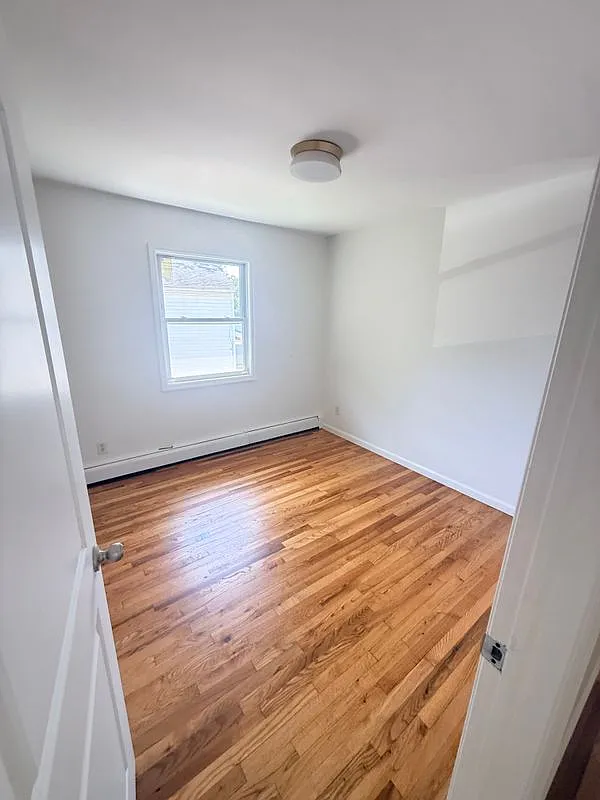 6 bed, 2.0 bath, 2250 sqft, $7,250 — Photo 4
