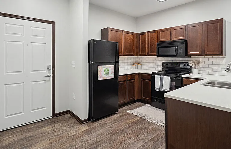 Walnut Lake Apartments — Photo 2