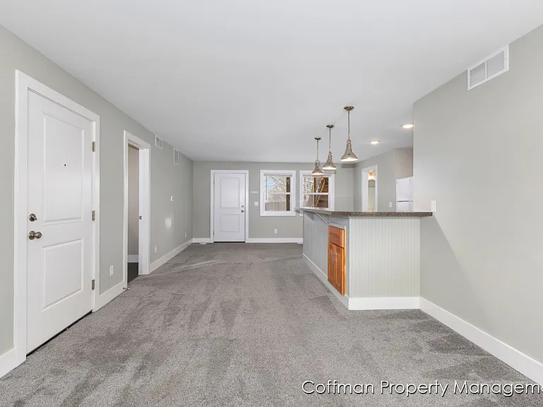 810 Benson Ave NE — Photo 5