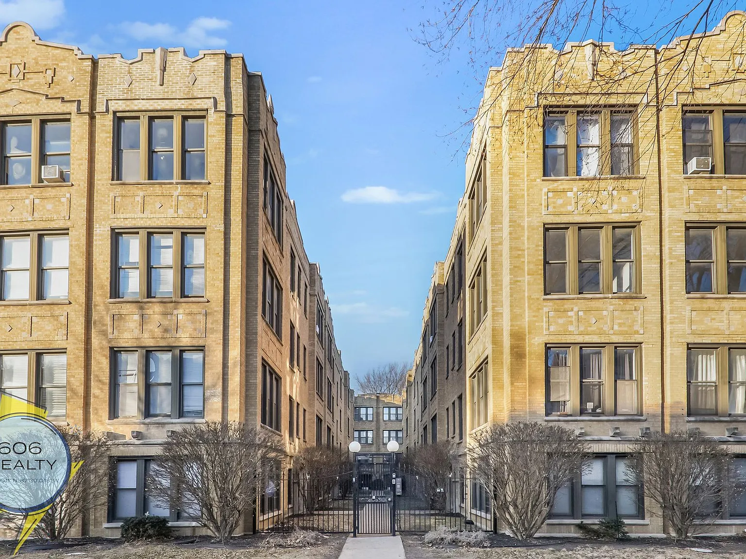 Hyde Park Apartments — Photo 2