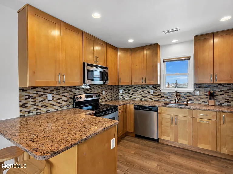 27 Arnold Ave — Photo 44