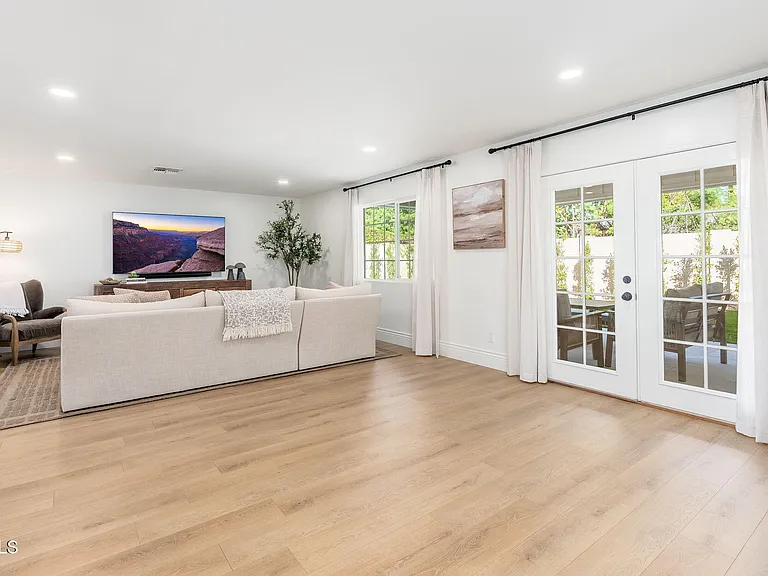 4030 E Fairmount Ave — Photo 13