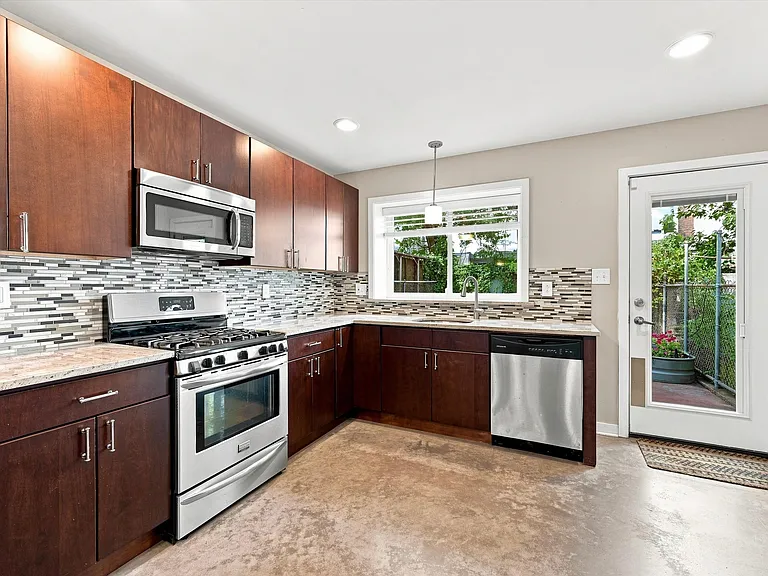 1532 E Berks St — Photo 11