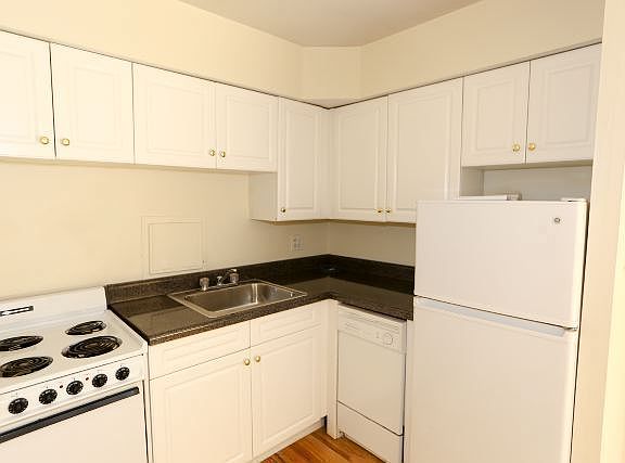 3rd image of 1446 N Dearborn St APT 3C