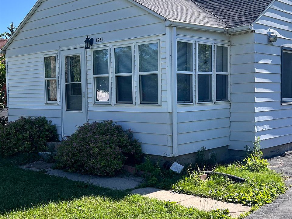 2nd image of 1951 S Cottage Ave