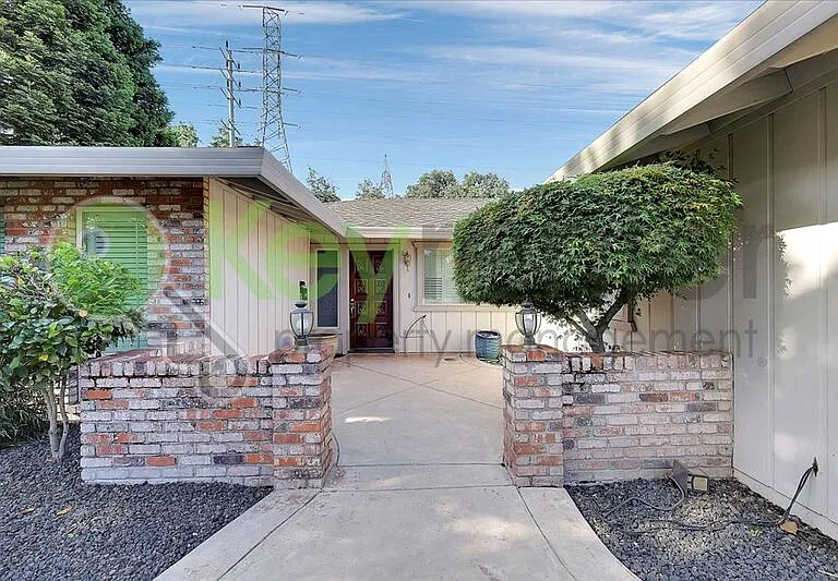 304 Diamond Oaks Rd — Photo 2