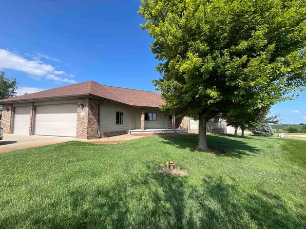 210 E Buffalo Cir, Hastings, NE 68901