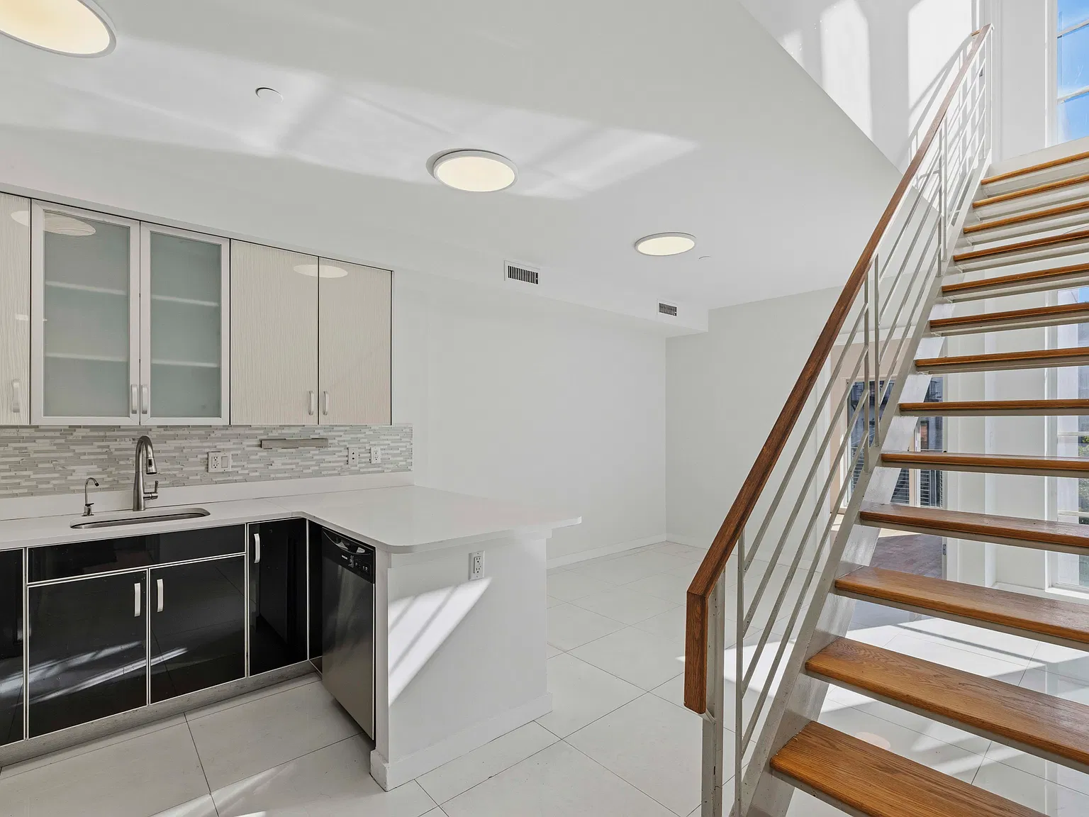 72 Huron Street — Photo 2