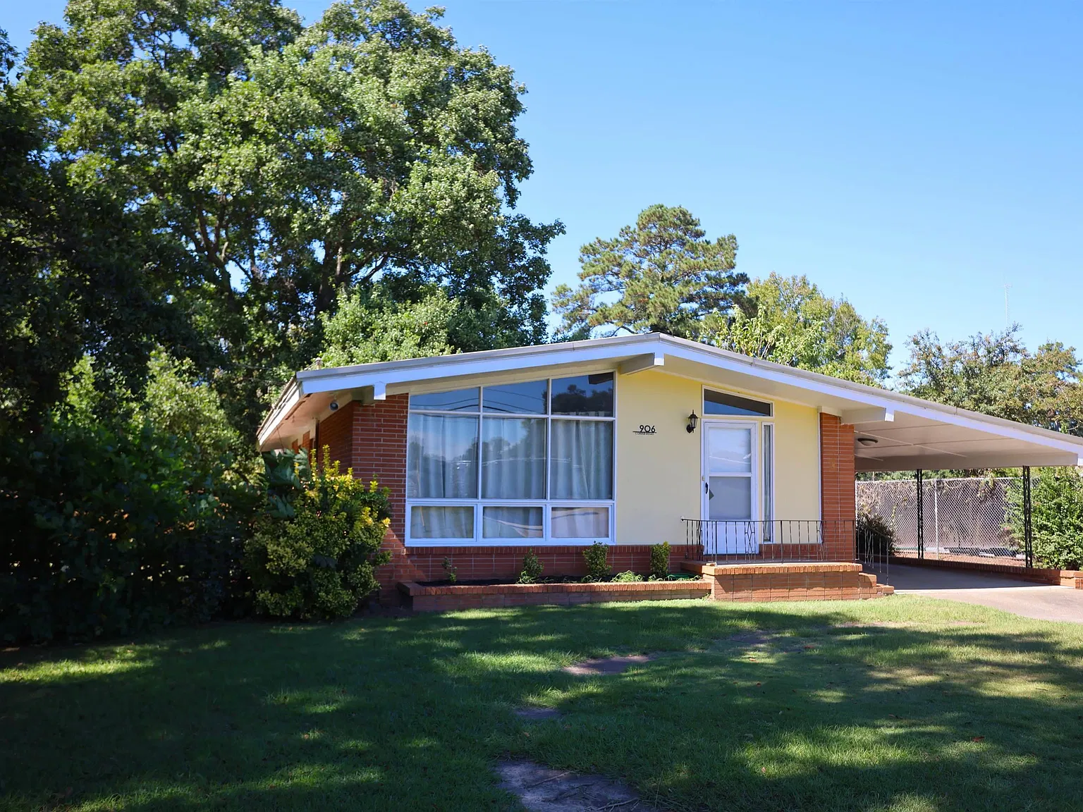 3 bed, 2.0 bath, 2100 sqft, $1,600 — Photo 4