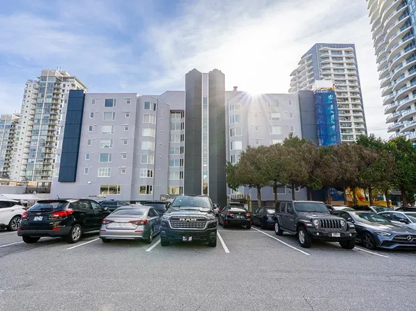 15111 Russell Ave #502, White Rock, BC V4B 2P4