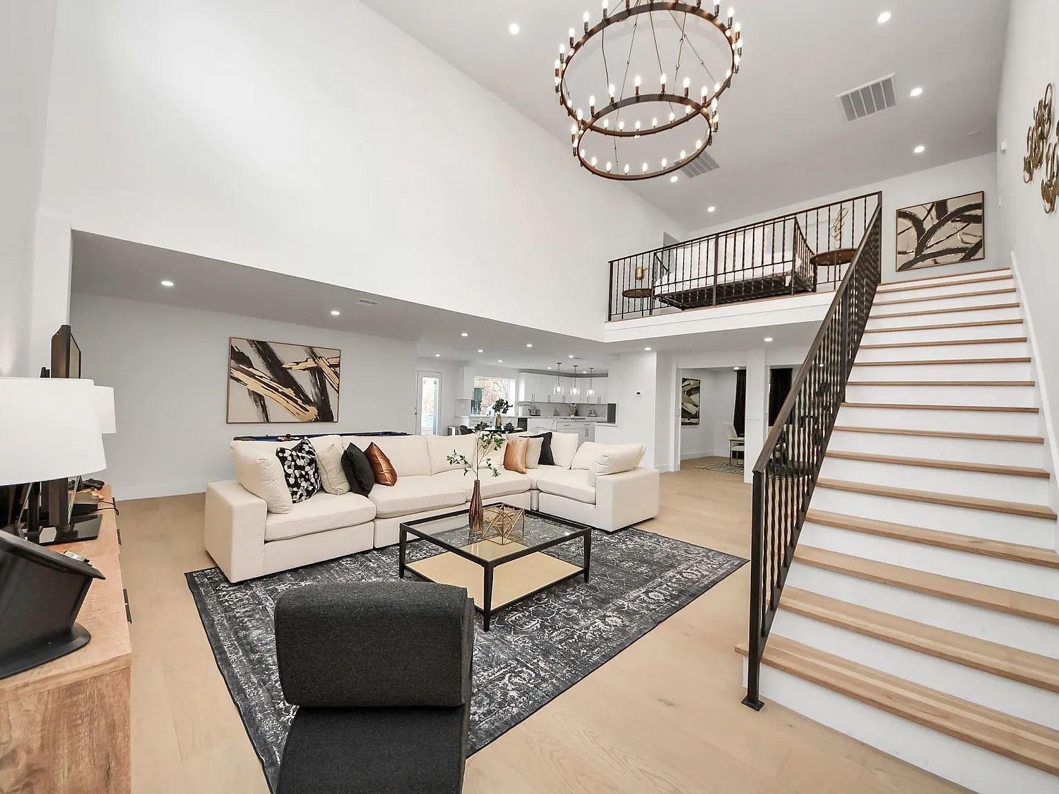 5 bed, 4.0 bath, 4117 sqft, $7,000 — Photo 3